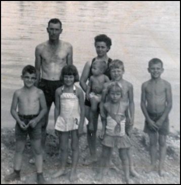 Carl Wayne, Carl, Pam, Grandmaw, Hawki, Donna, Danny, and Dale